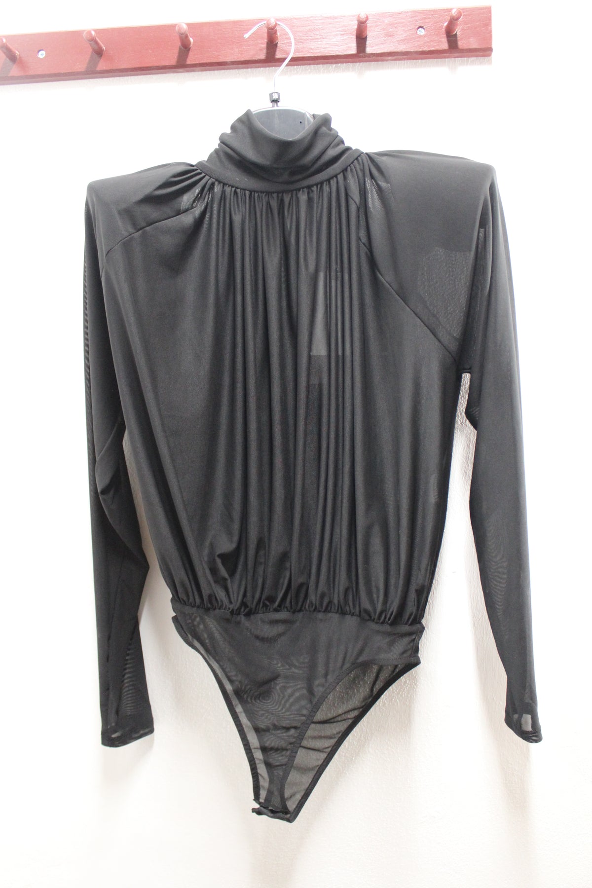 Body drappeggiato con spalle imbottite
