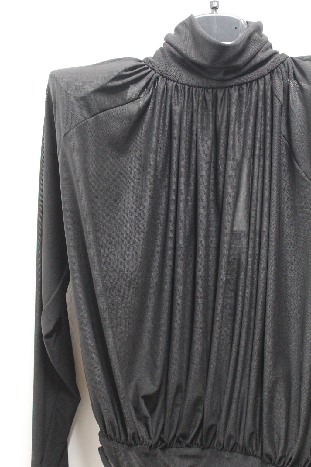 Body drappeggiato con spalle imbottite