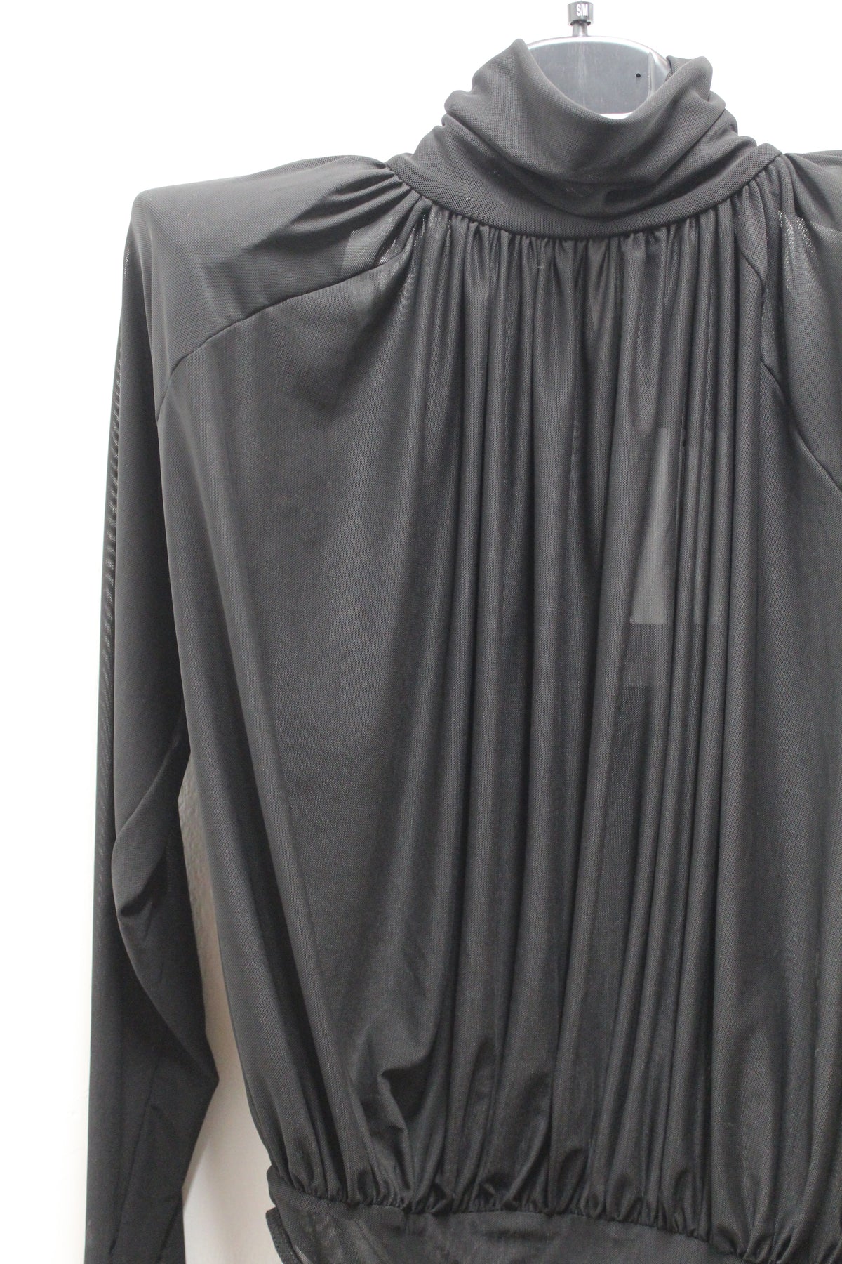 Body drappeggiato con spalle imbottite