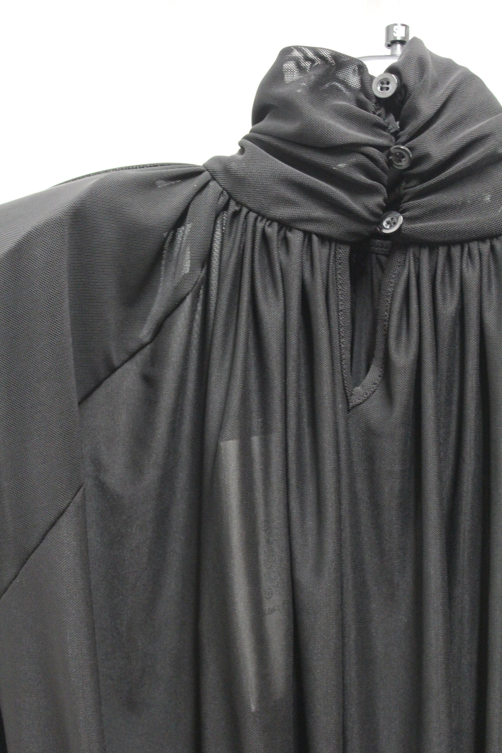 Body drappeggiato con spalle imbottite