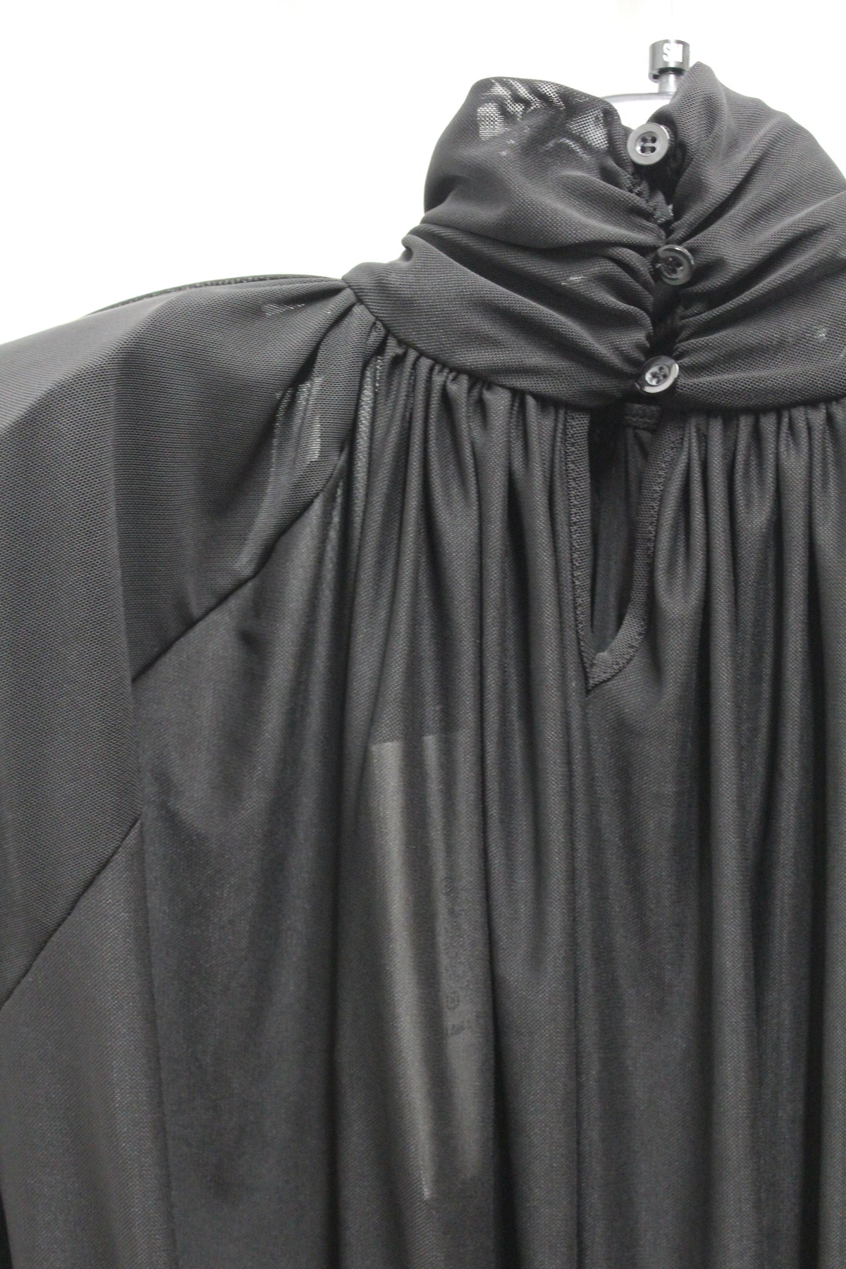 Body drappeggiato con spalle imbottite