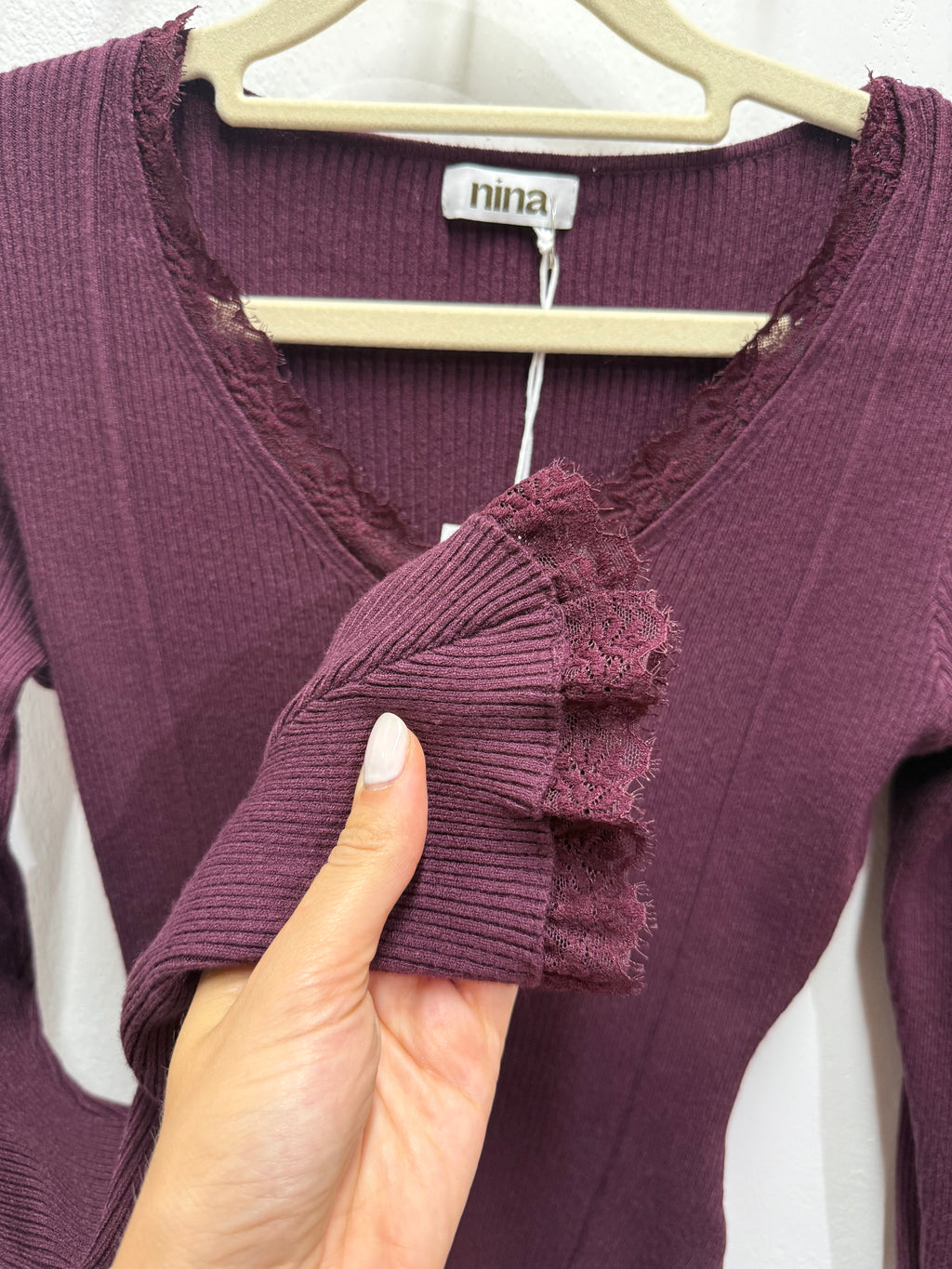 Maglia costina con bordo in pizzo
