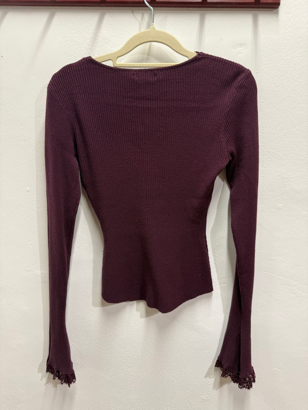 Maglia costina con bordo in pizzo