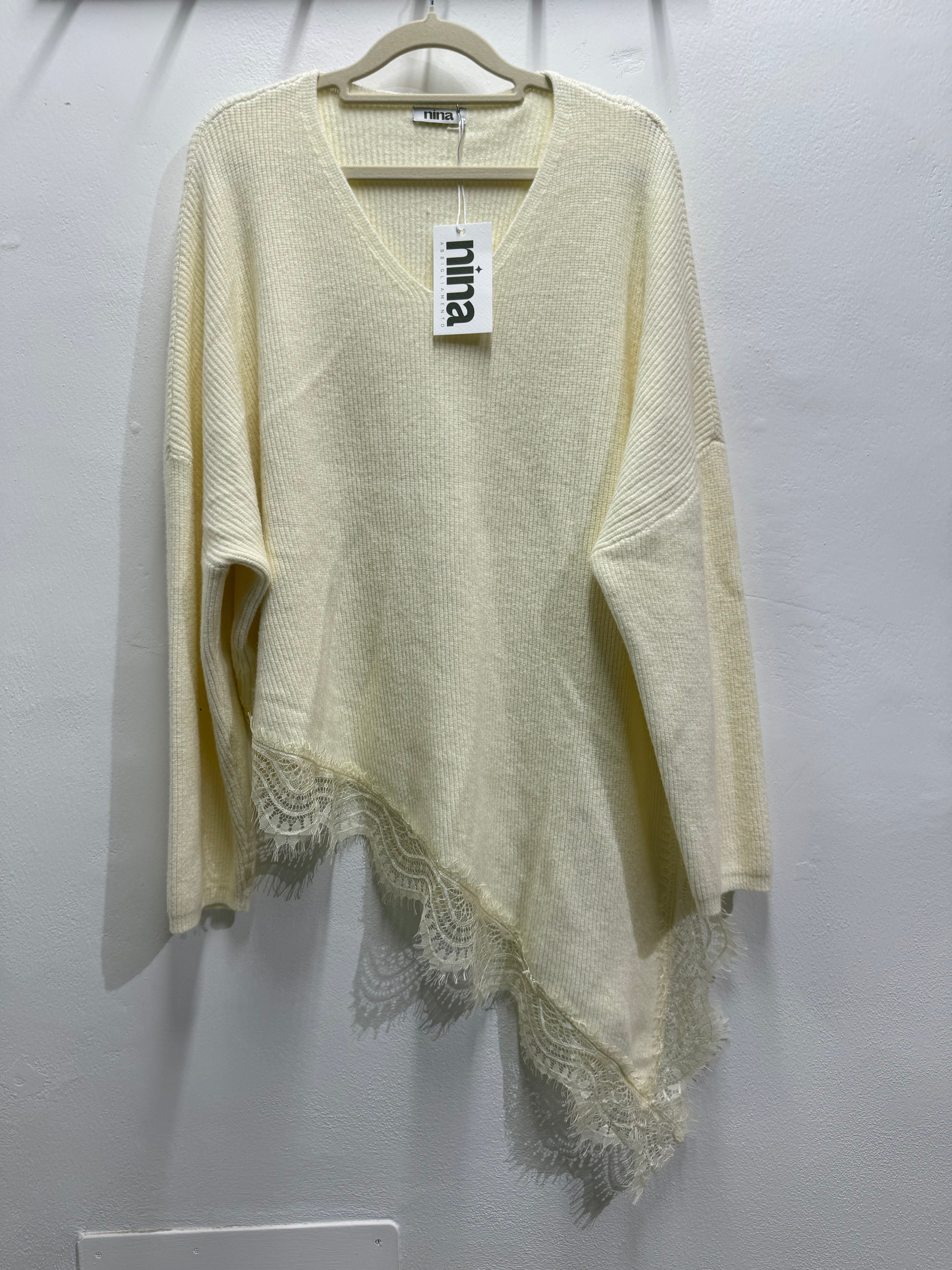 Maglione diagonale con pizzo