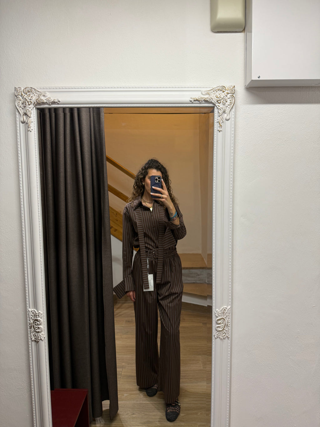 Pantaloni rigati con cintura