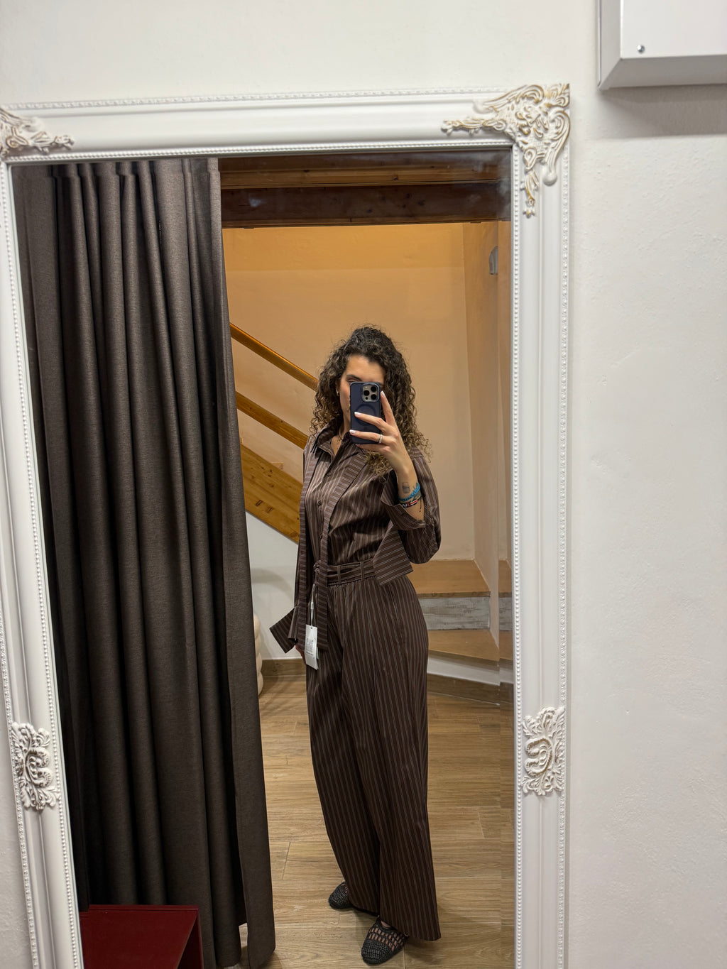Pantaloni rigati con cintura