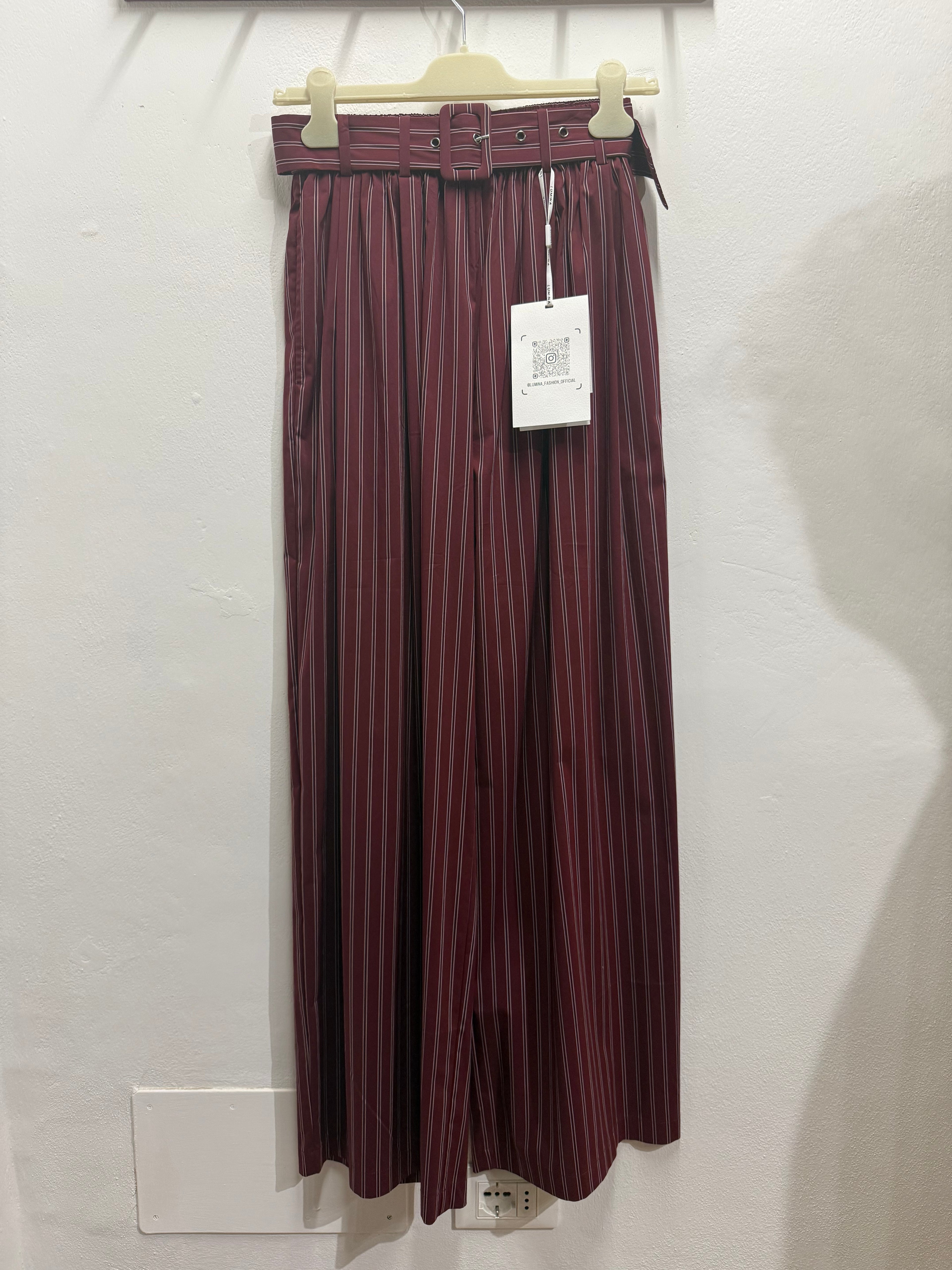 Pantaloni rigati con cintura
