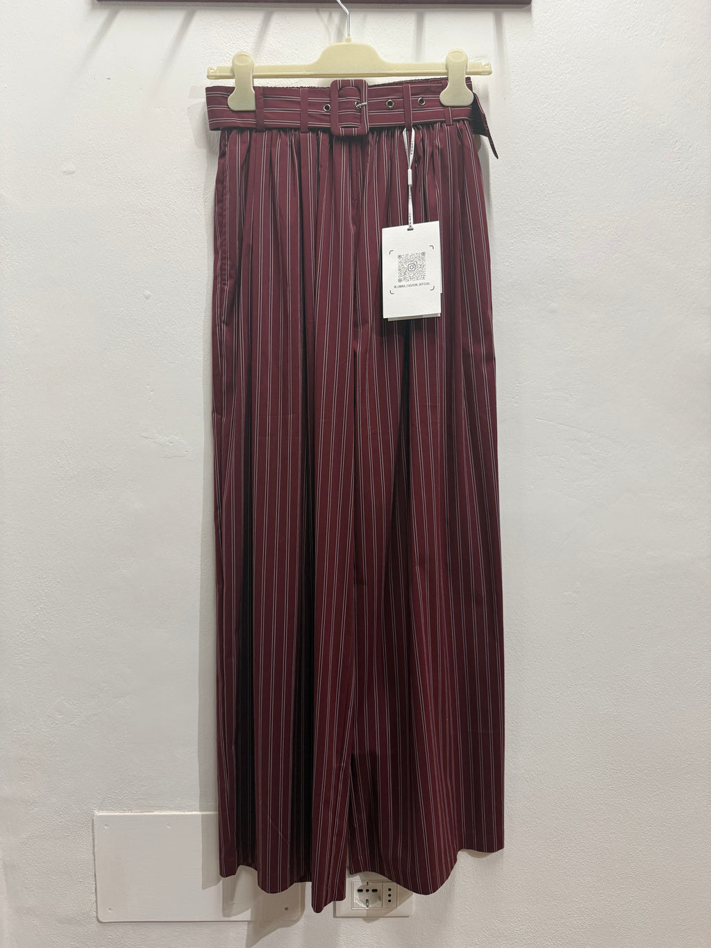 Pantaloni rigati con cintura
