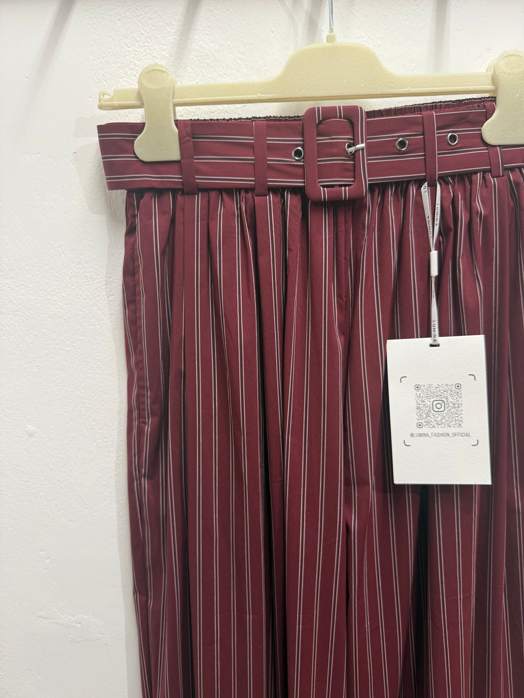 Pantaloni rigati con cintura