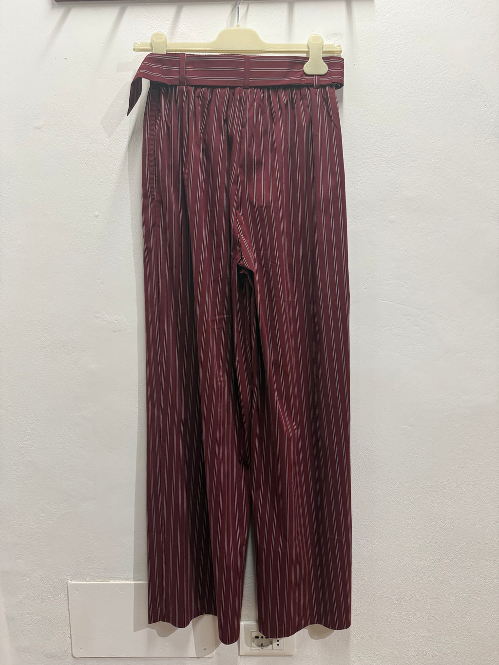 Pantaloni rigati con cintura