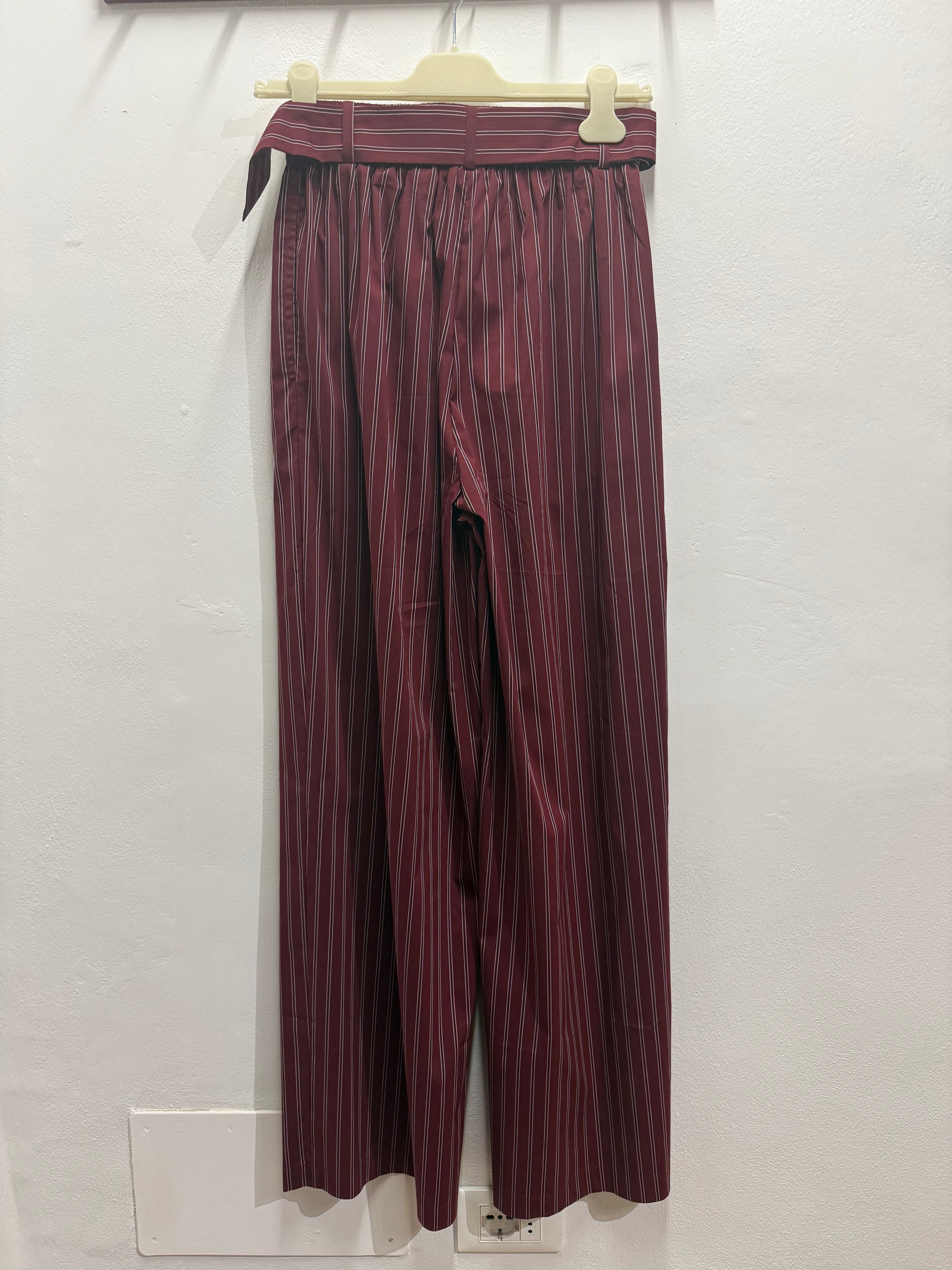 Pantaloni rigati con cintura