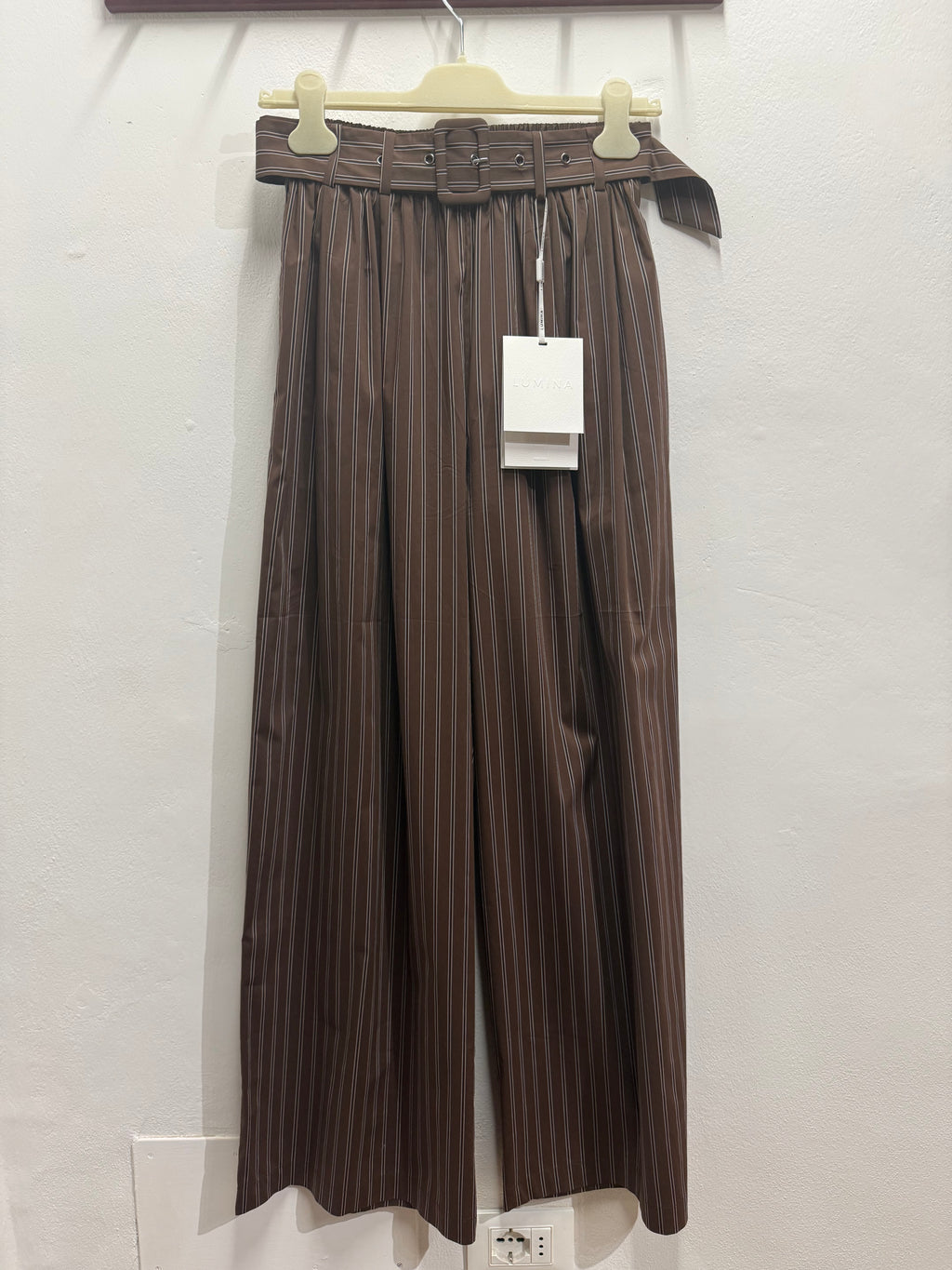 Pantaloni rigati con cintura