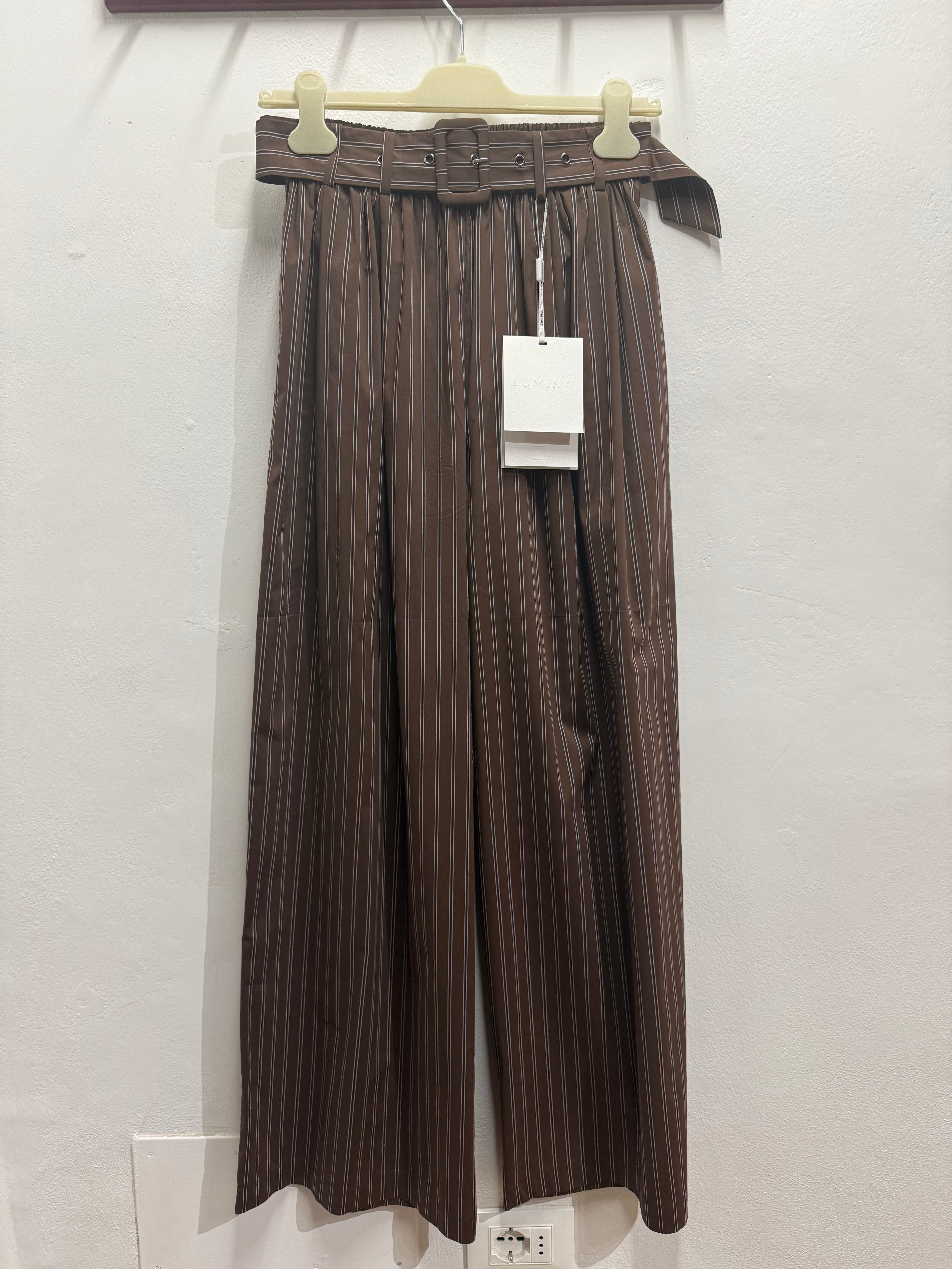 Pantaloni rigati con cintura