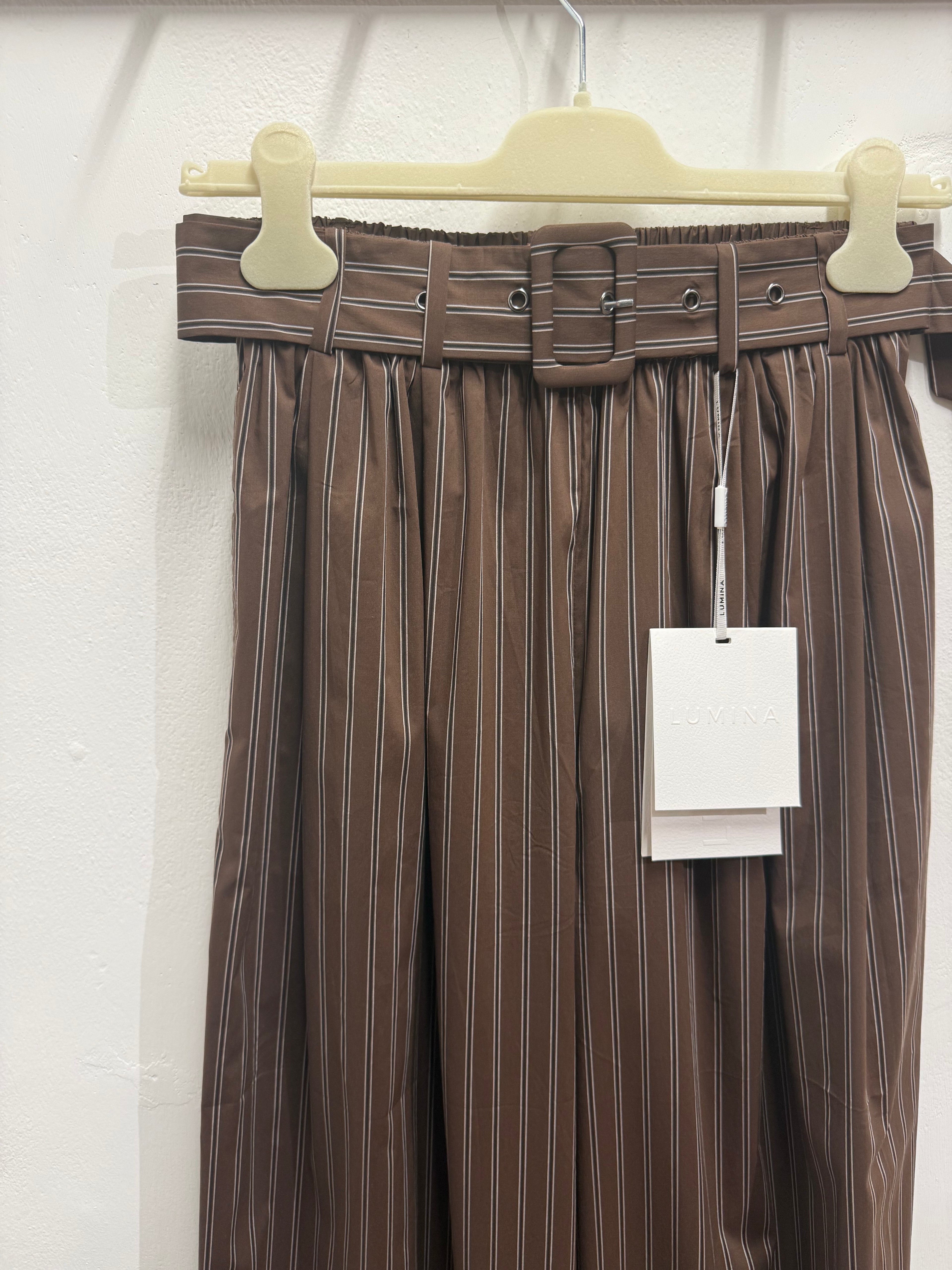 Pantaloni rigati con cintura