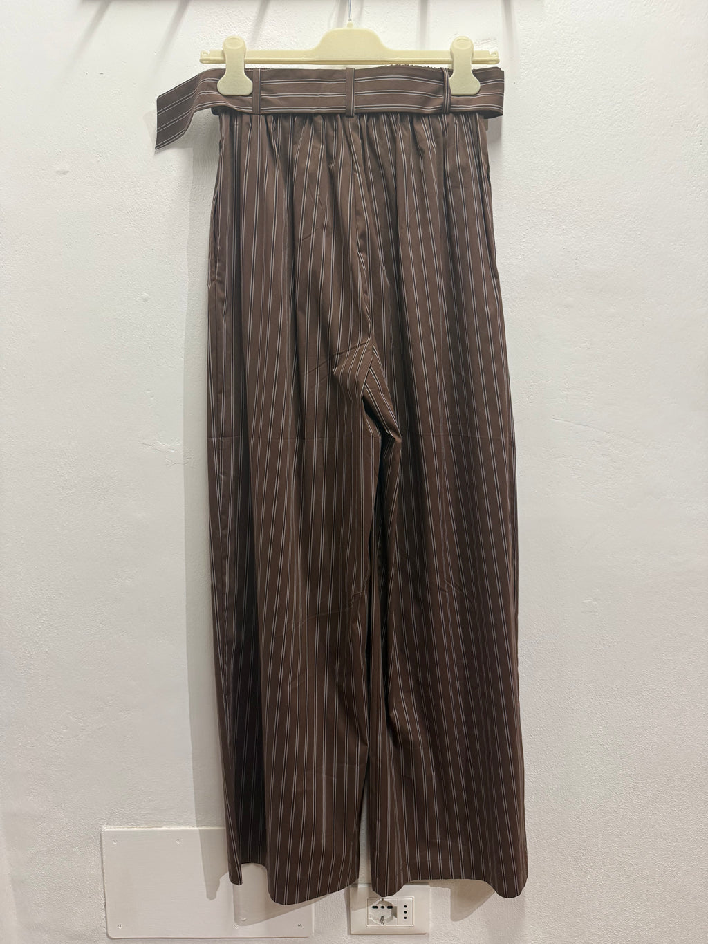 Pantaloni rigati con cintura