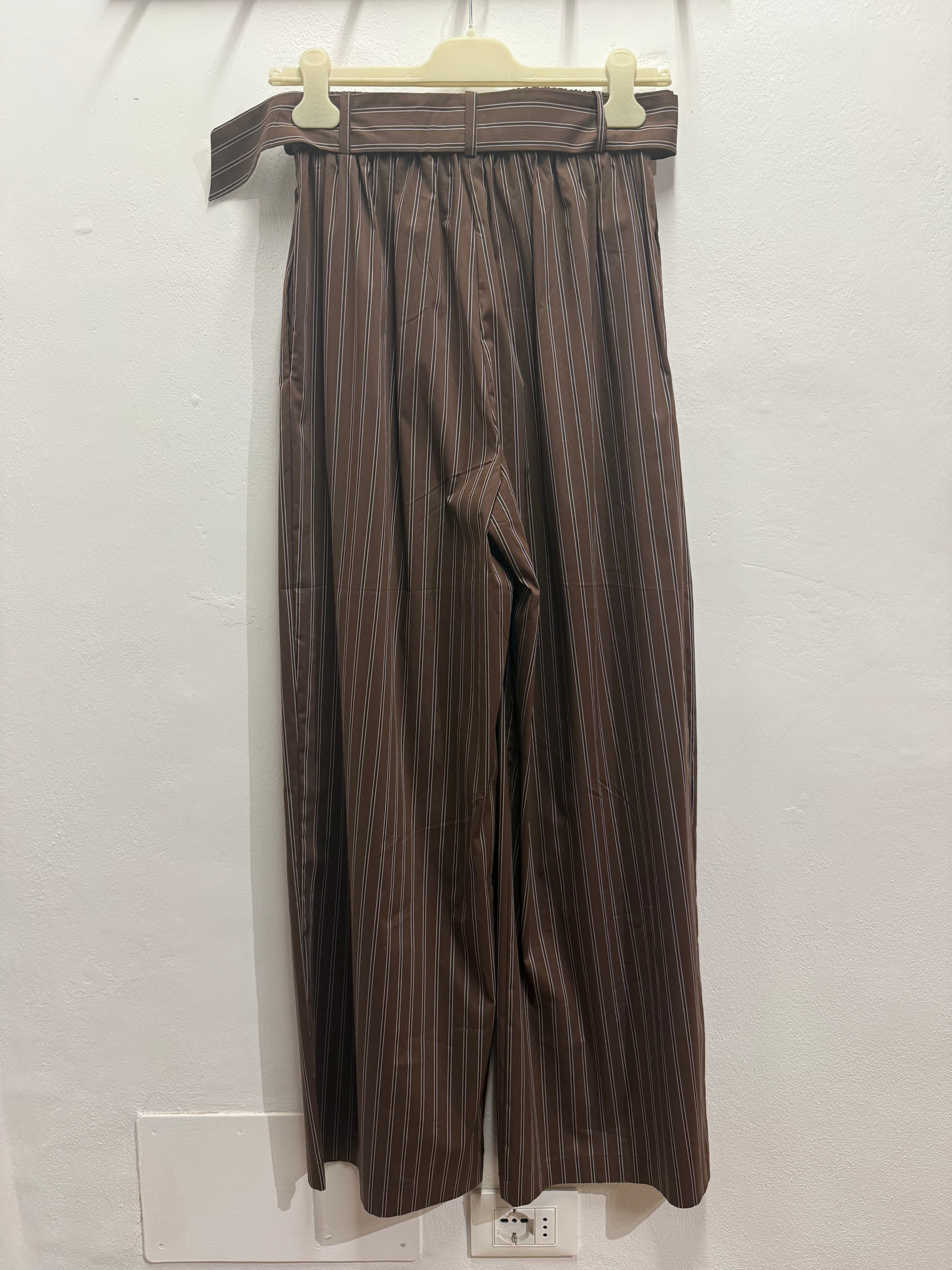 Pantaloni rigati con cintura