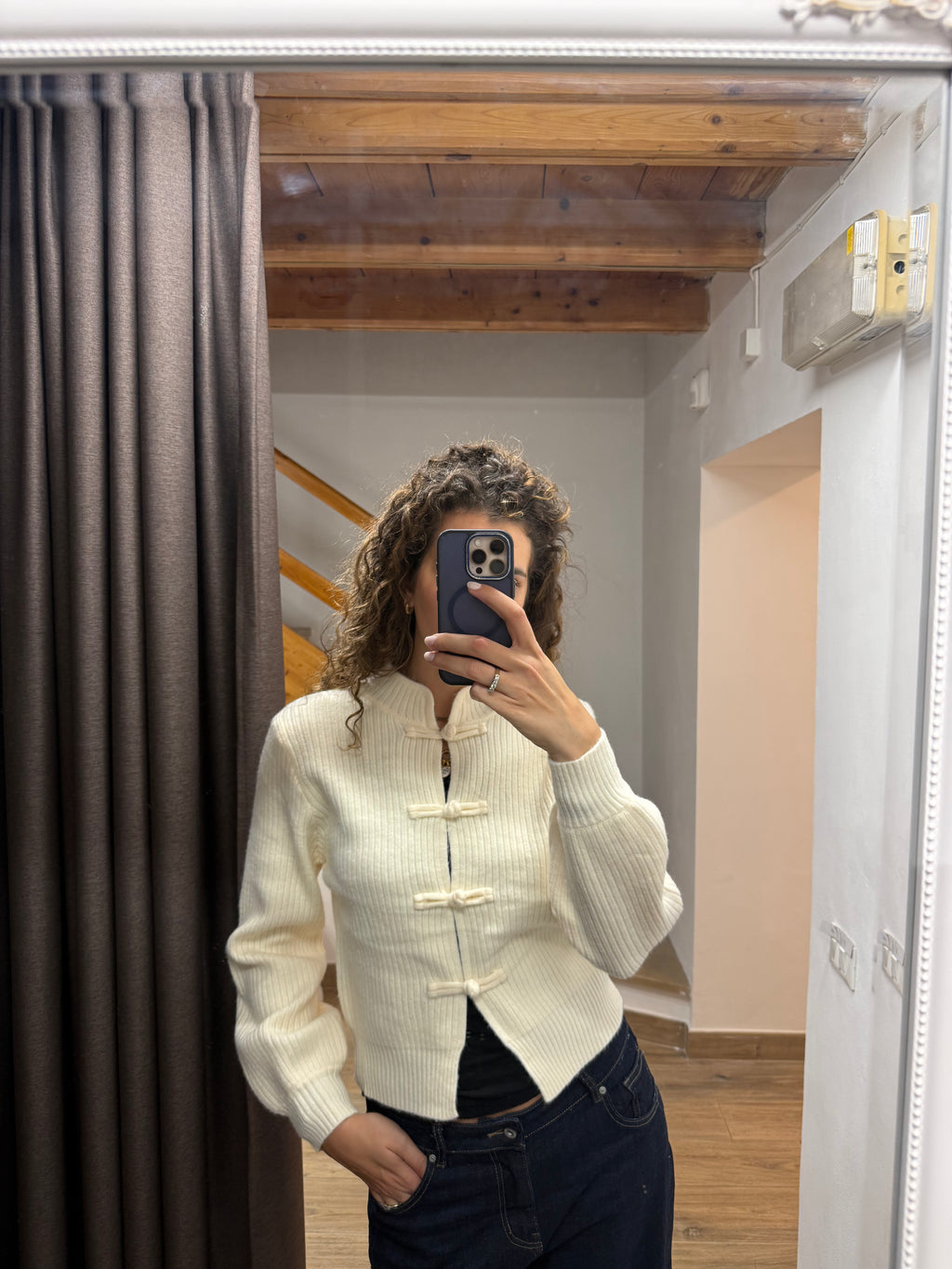 Cardigan con bottoni a rana