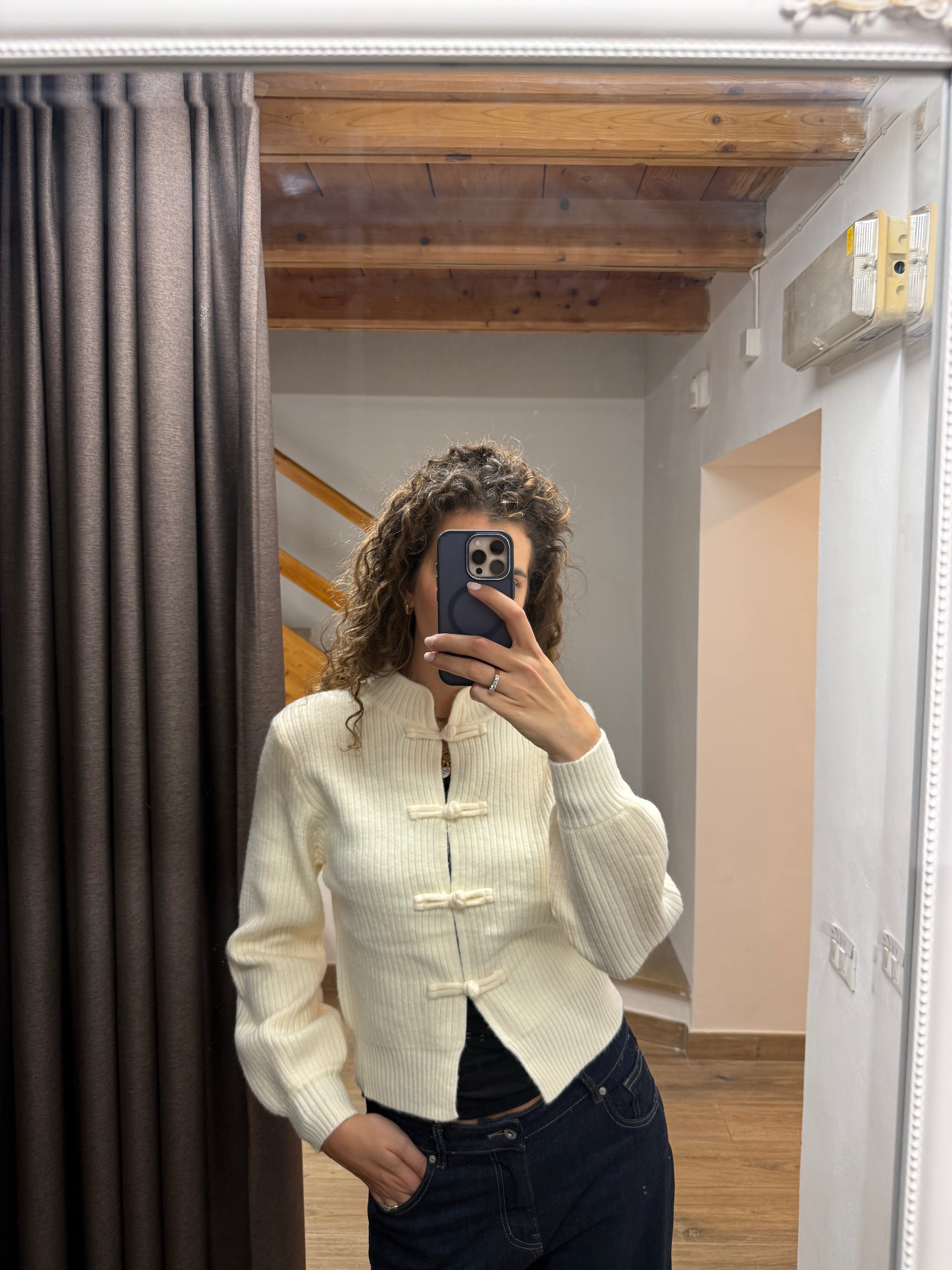 Cardigan con bottoni a rana