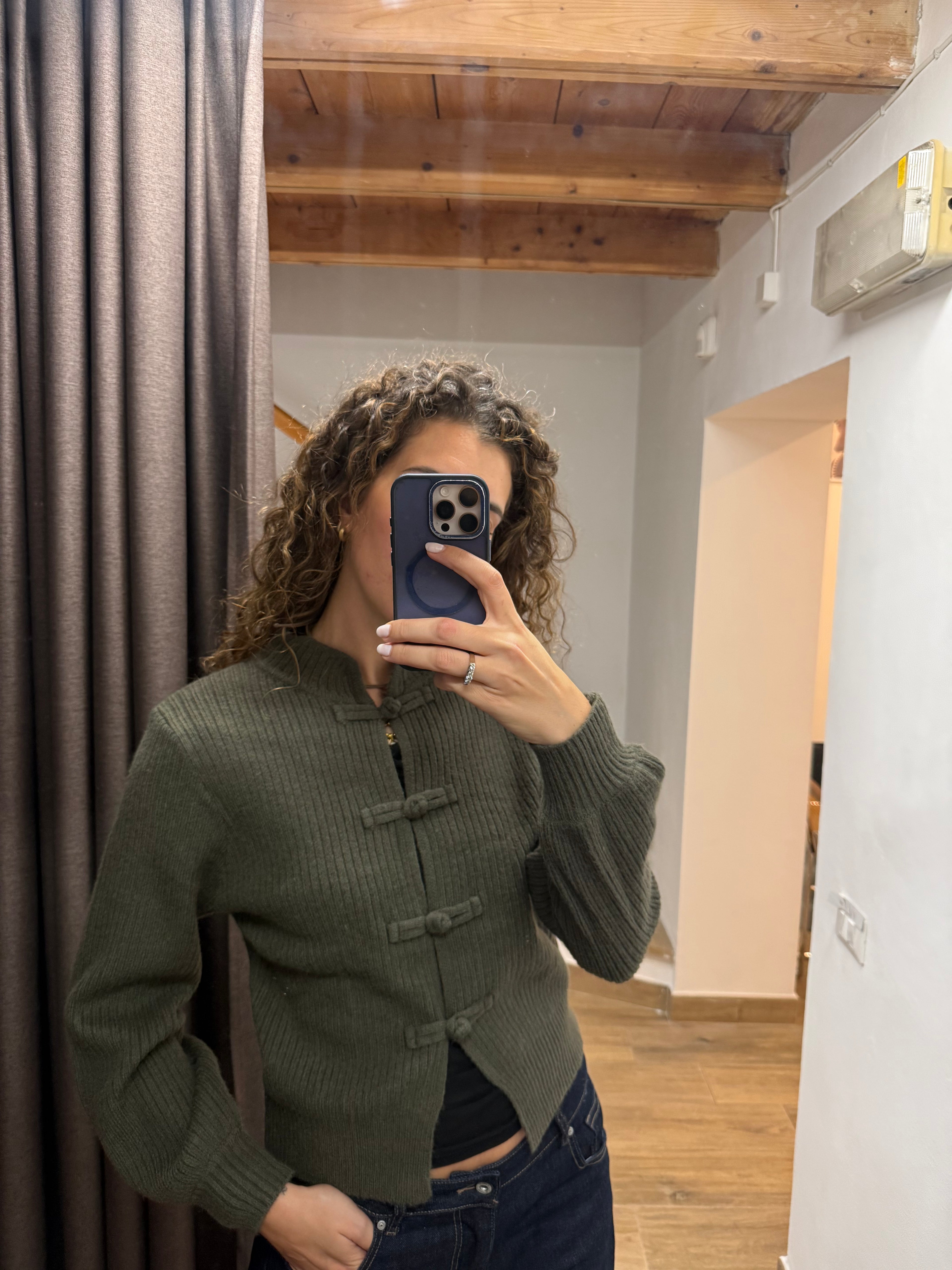 Cardigan con bottoni a rana