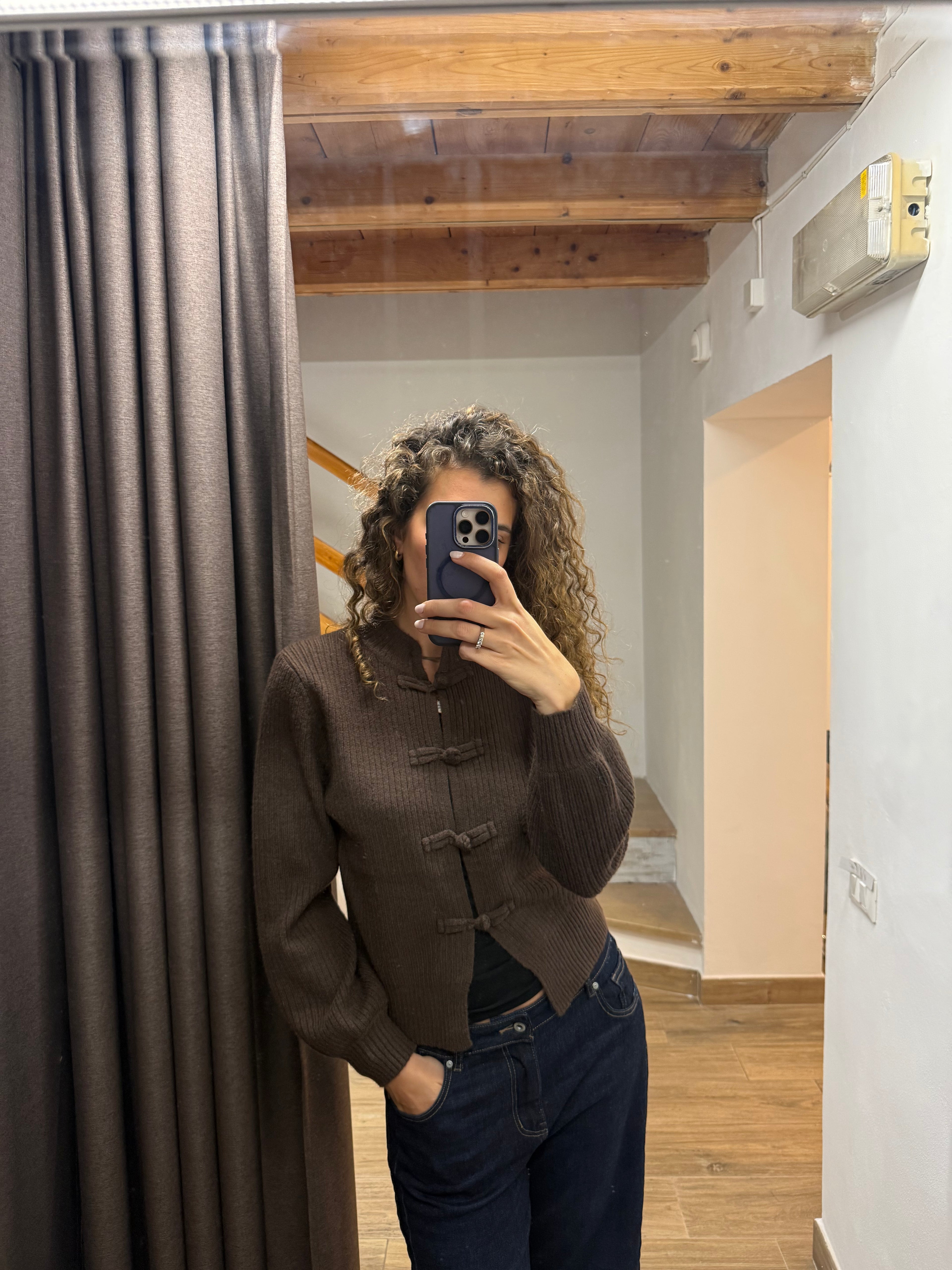 Cardigan con bottoni a rana