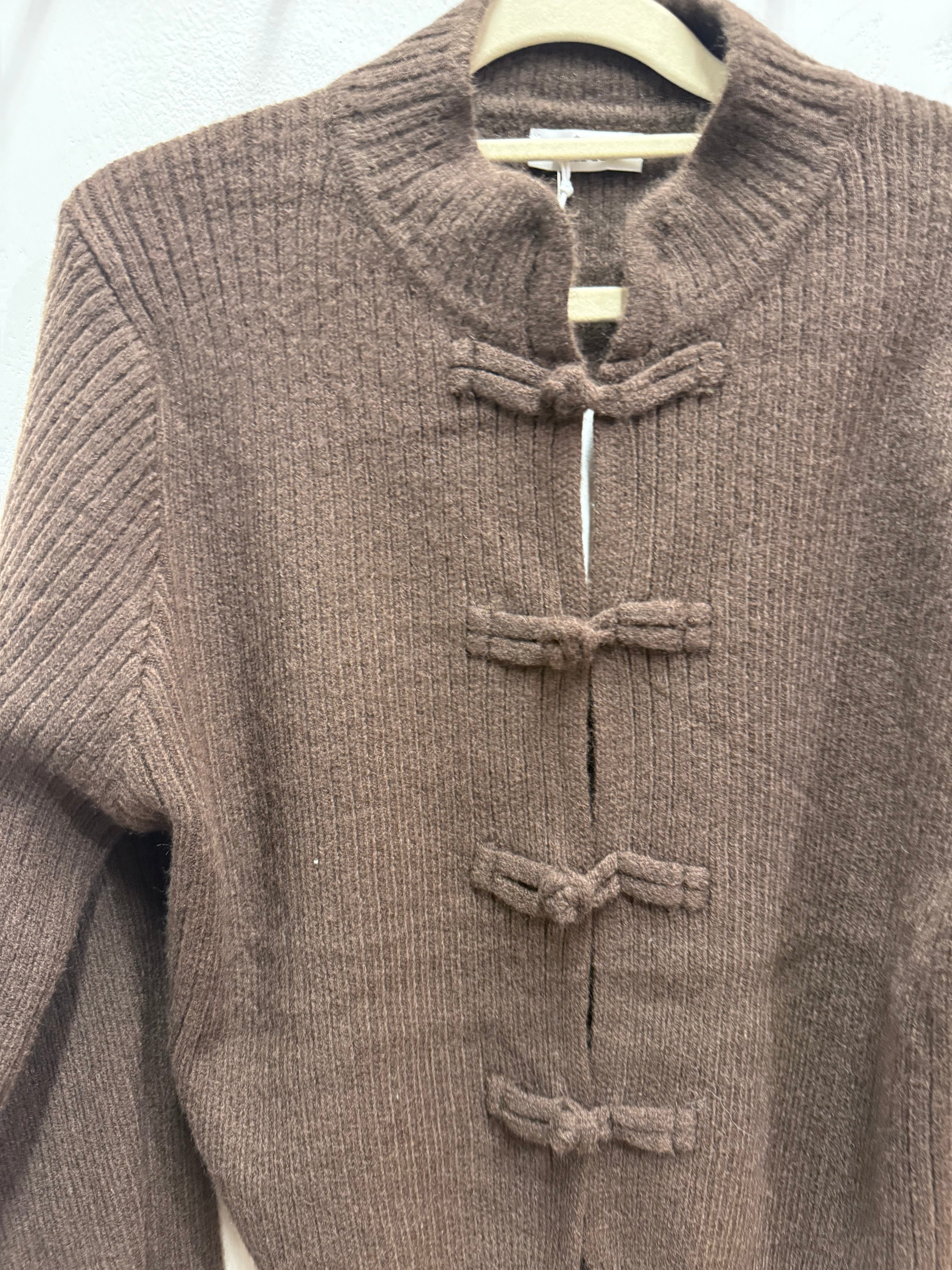 Cardigan con bottoni a rana