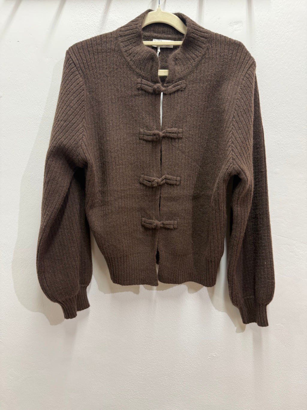 Cardigan con bottoni a rana