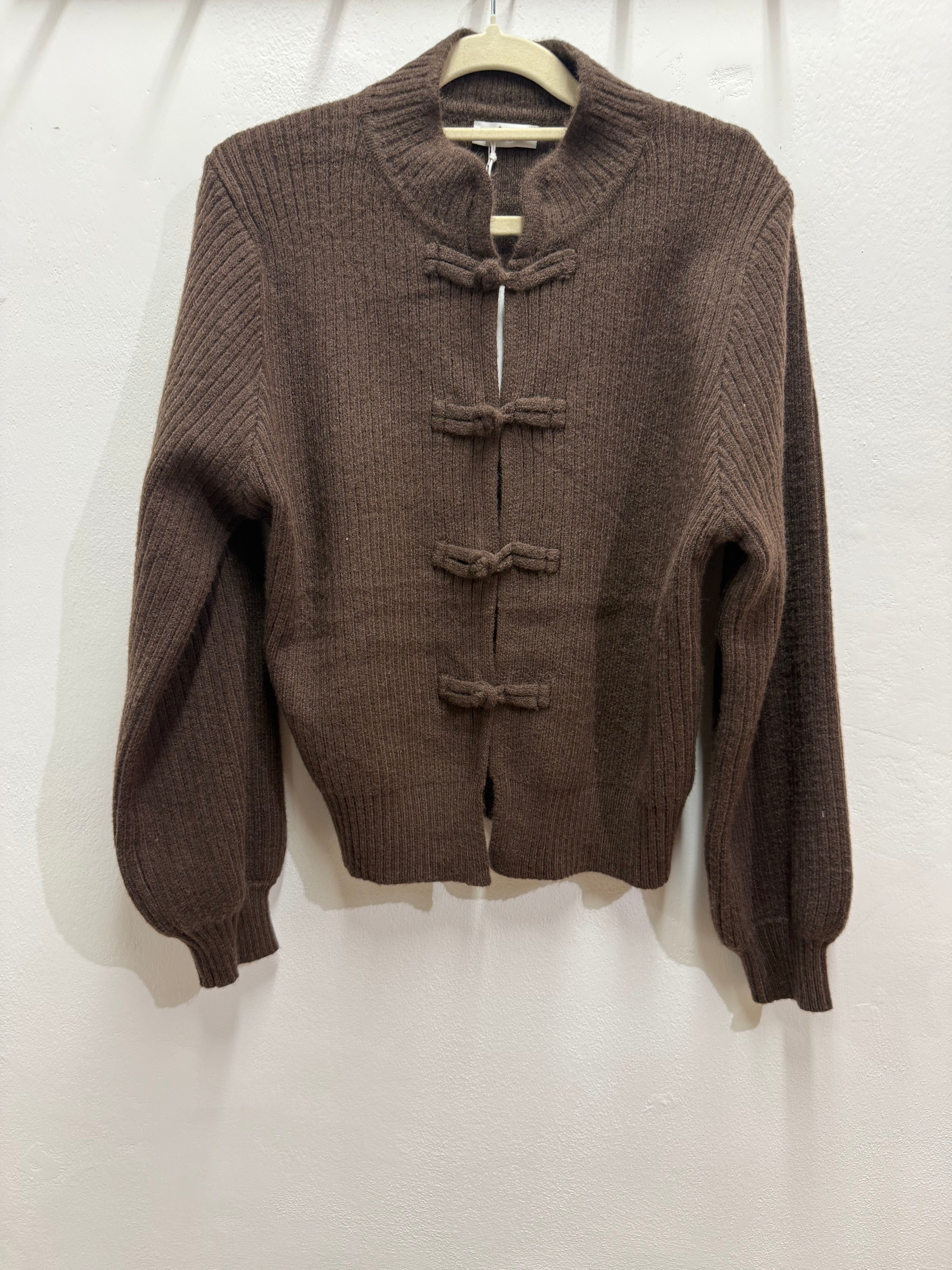 Cardigan con bottoni a rana