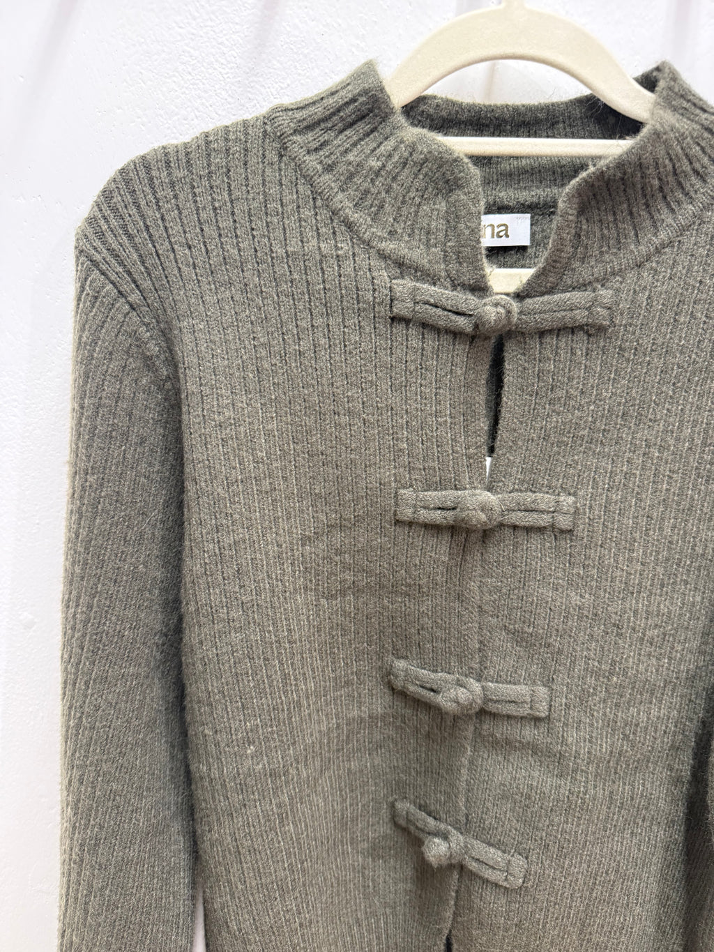 Cardigan con bottoni a rana