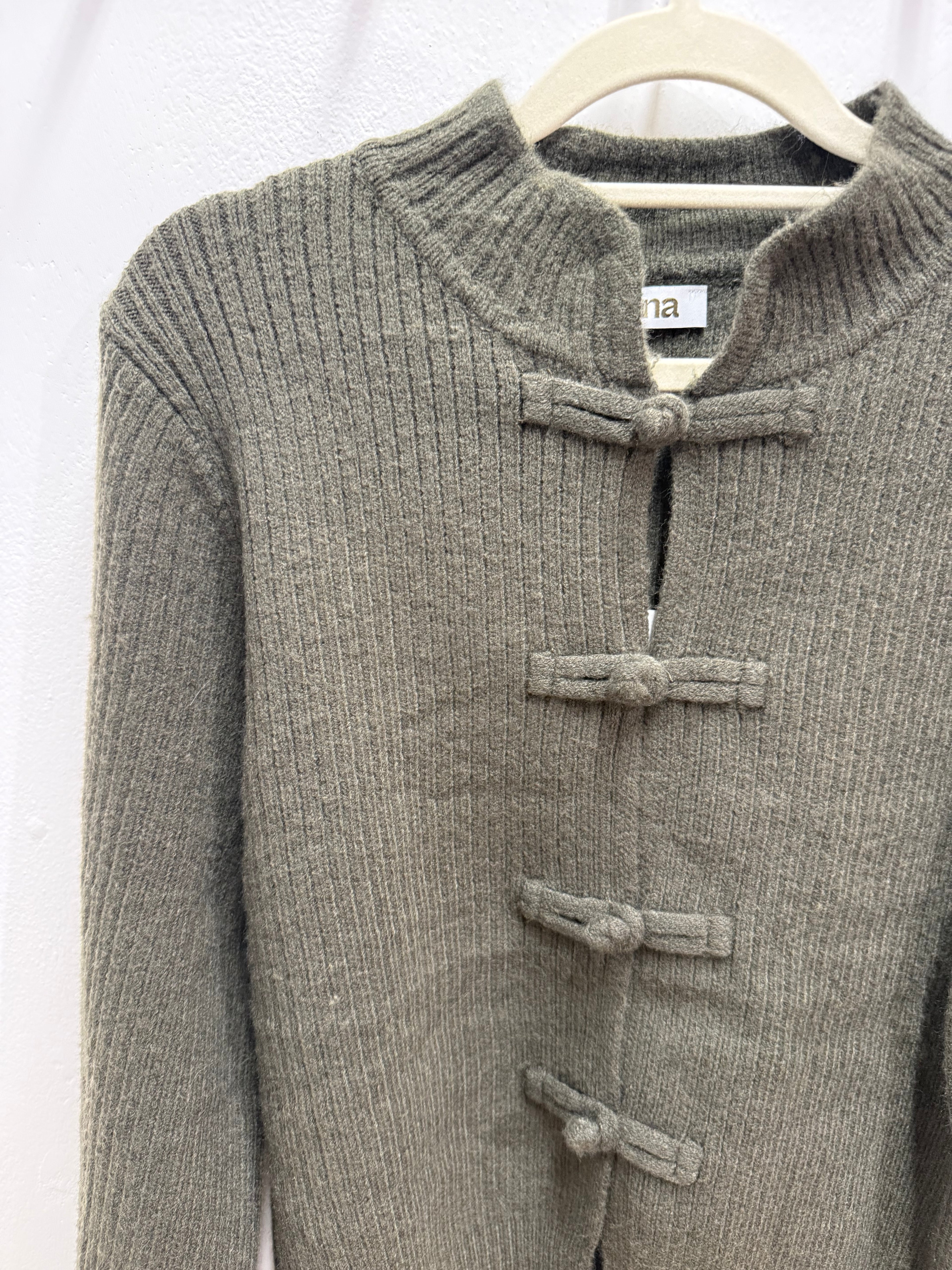 Cardigan con bottoni a rana