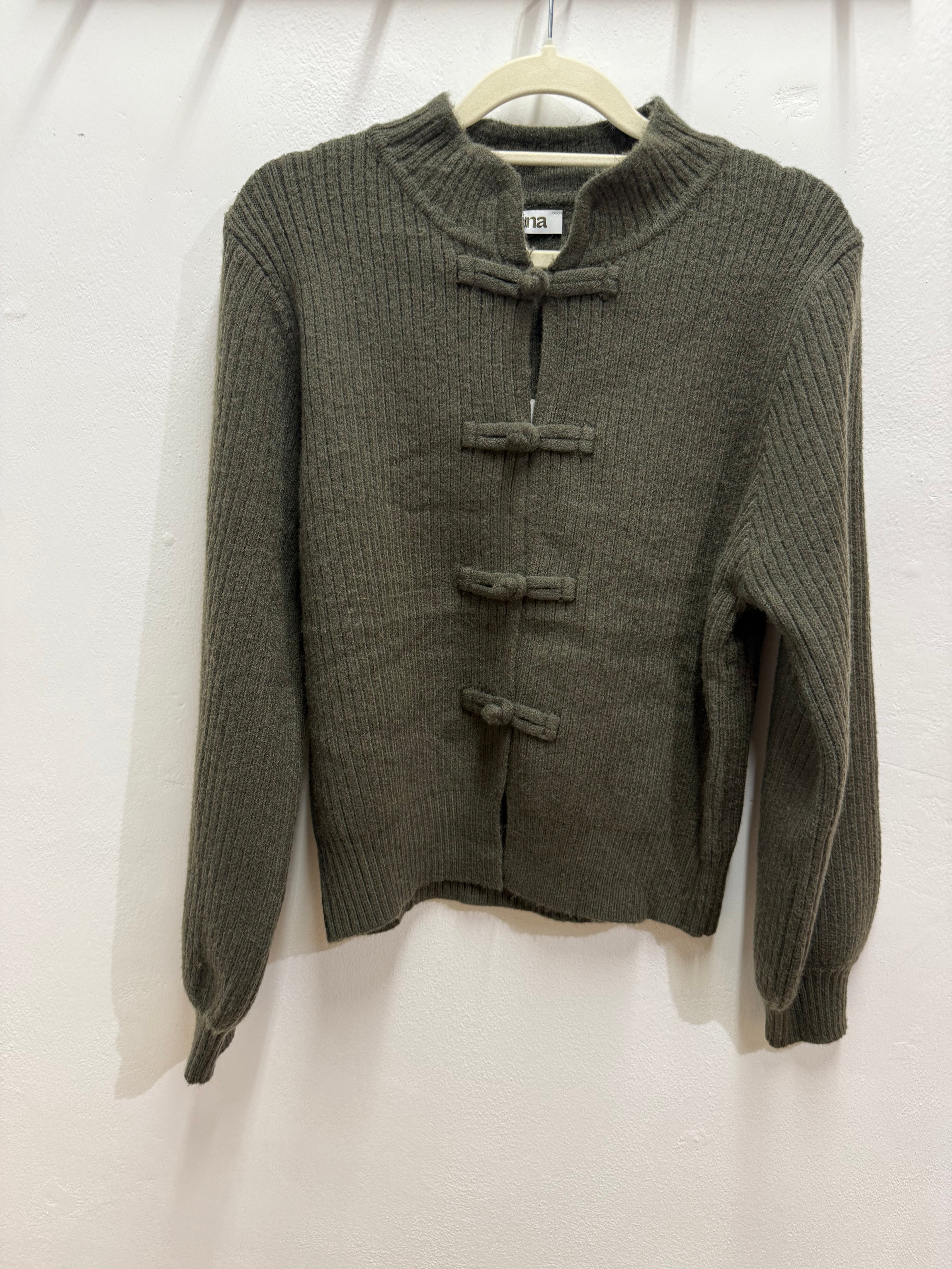 Cardigan con bottoni a rana
